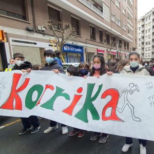 Nuestro alumnado, corriendo por las calles de Santurtzi apoyando el euskera. ¡ Qué ganas de Korrika !